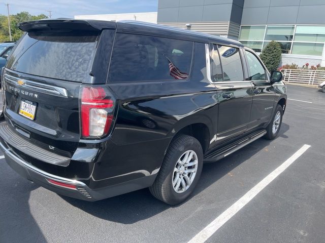 2021 Chevrolet Suburban LT photo 3