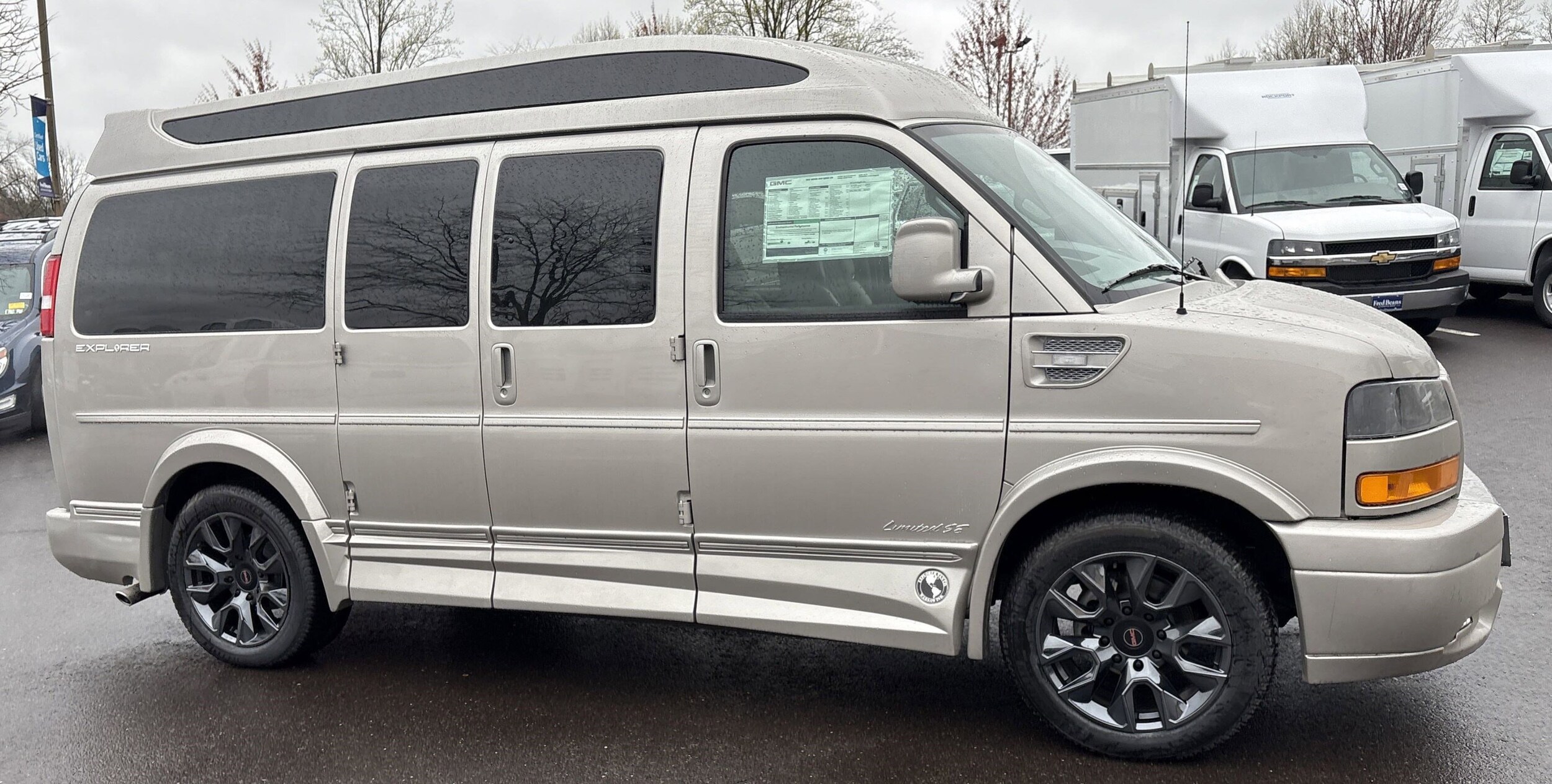 2025 Gmc Savana Cargo 2500 photo 2