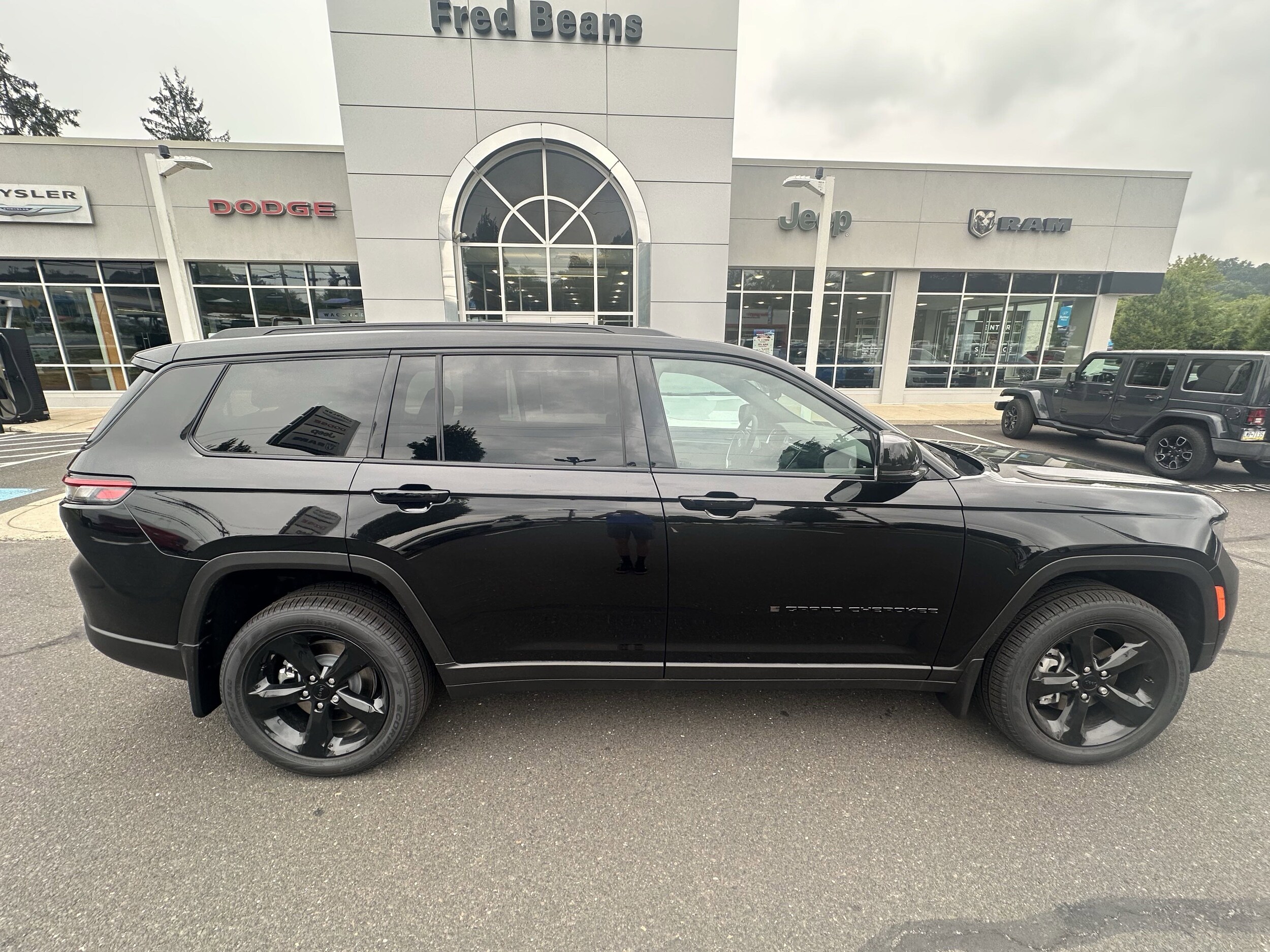 2025 Jeep Grand Cherokee Limited photo 2