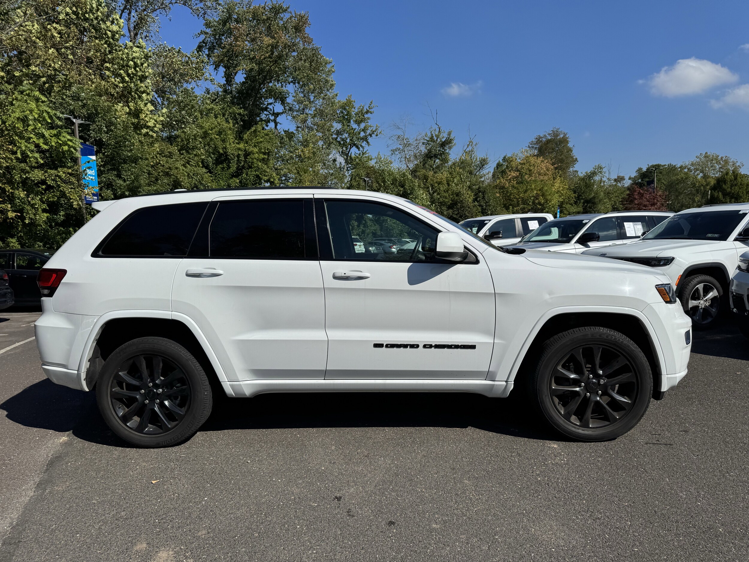 2022 Jeep Cherokee Laredo X photo 3