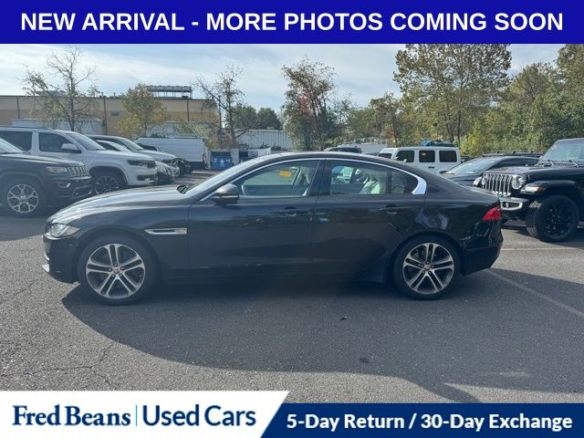 2017 Jaguar XE Premium photo 4