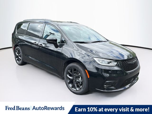 2026 Chrysler Pacifica Limited's photo
