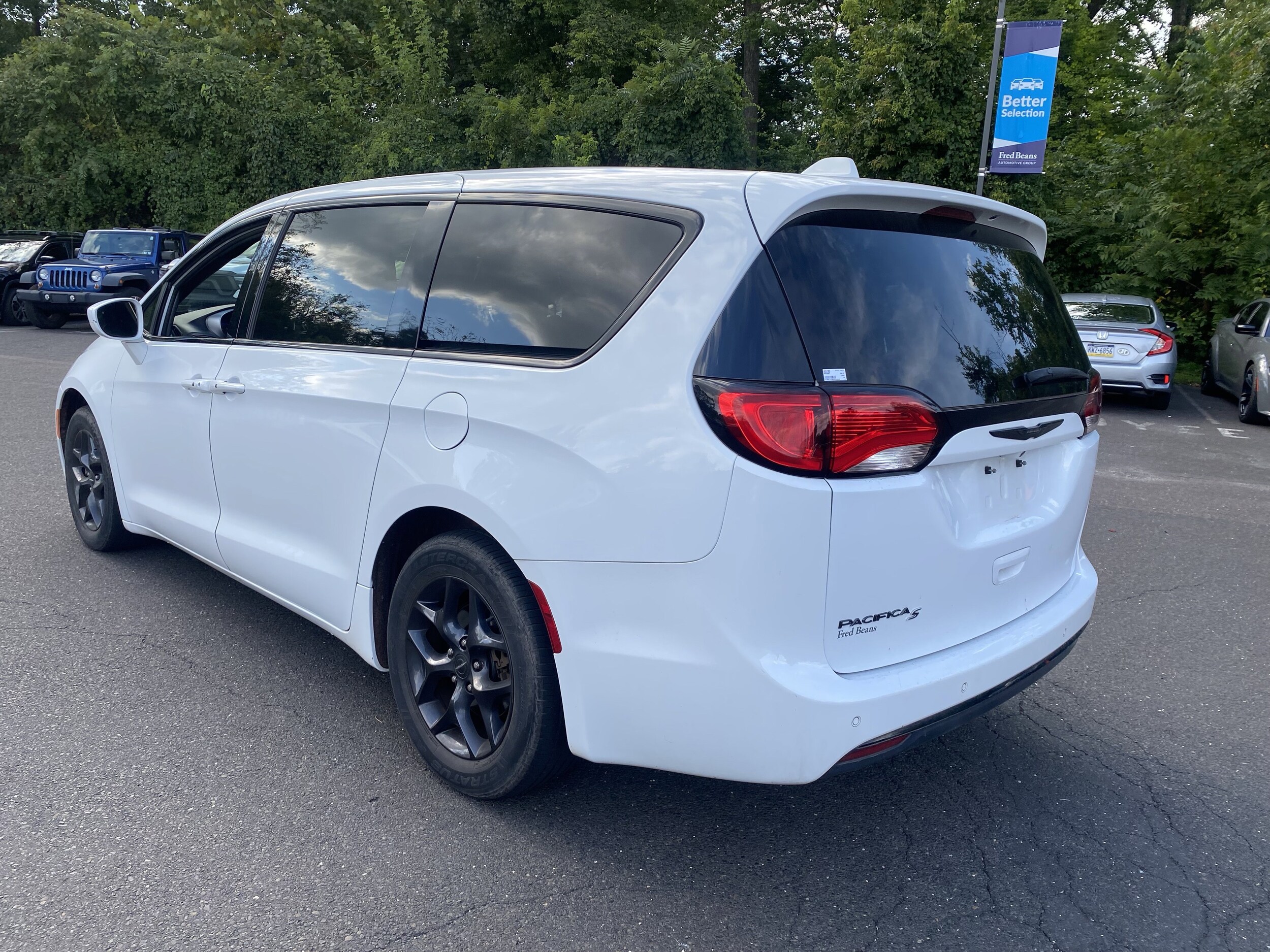 2020 Chrysler Pacifica Touring photo 3