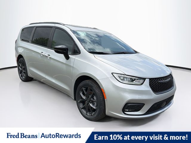 2026 Chrysler Pacifica Limited AWD's photo