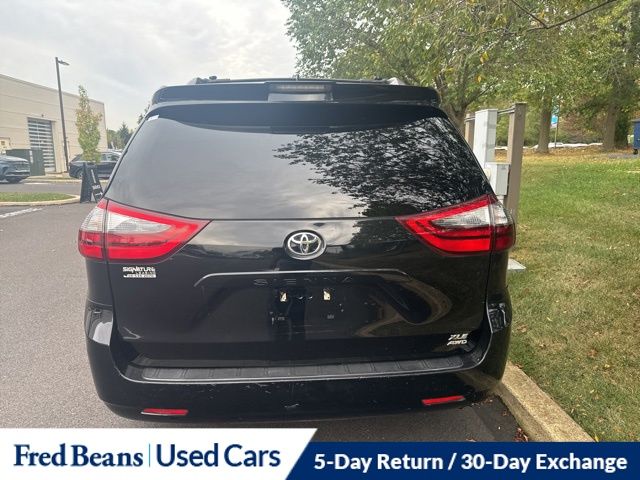 2020 Toyota Sienna XLE photo 3