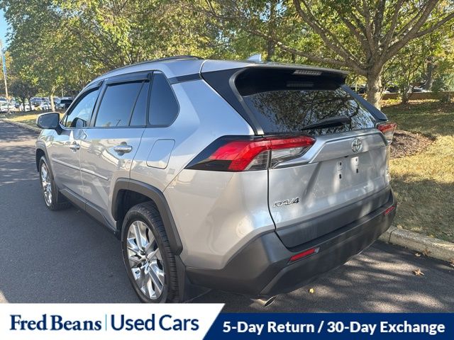 2019 Toyota RAV4 XLE Premium photo 4