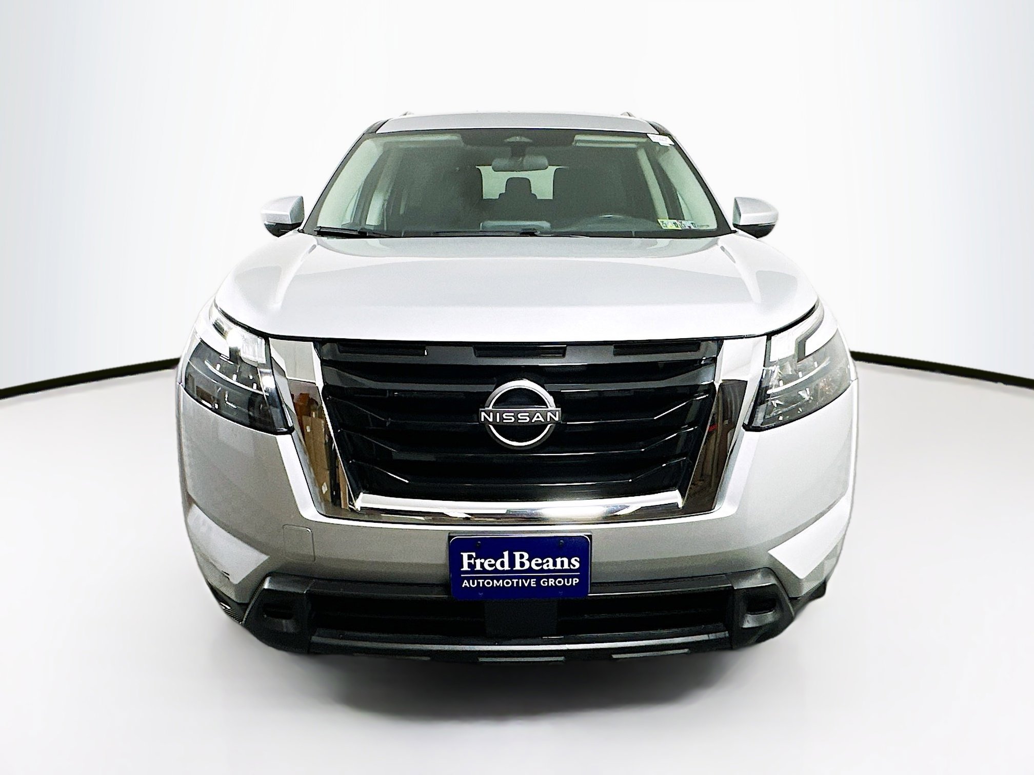 2023 Nissan Pathfinder SV photo 2