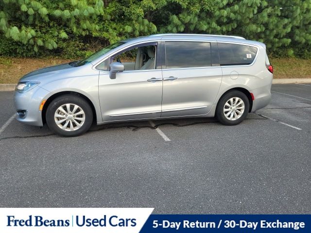 2018 Chrysler Pacifica Touring L photo 2