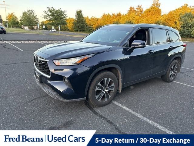 2021 Toyota Highlander XLE photo 3