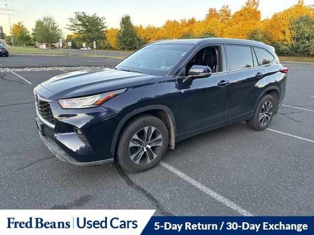 2021 Toyota Highlander XLE photo 2