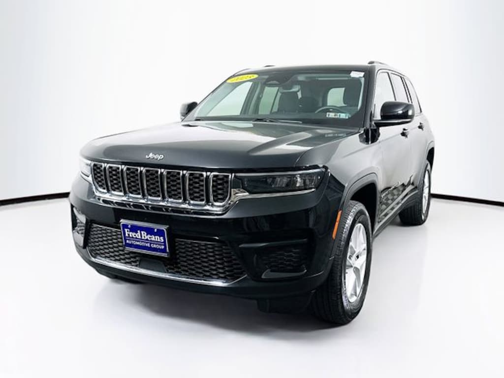 Used 2023 Jeep Grand Cherokee Laredo SUV