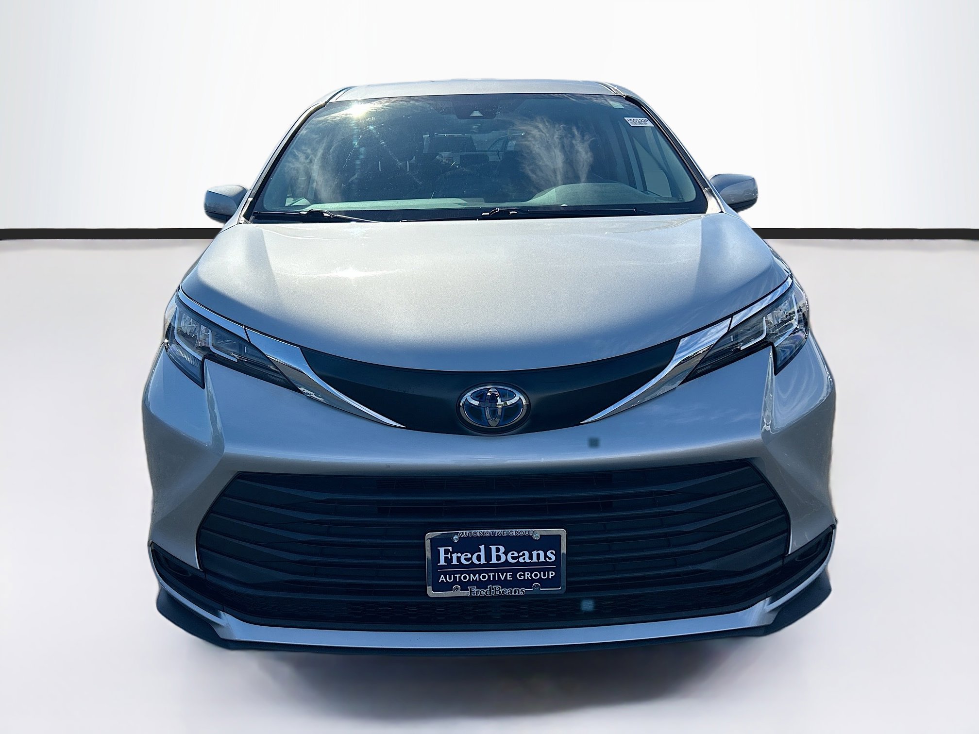 2023 Toyota Sienna LE photo 2