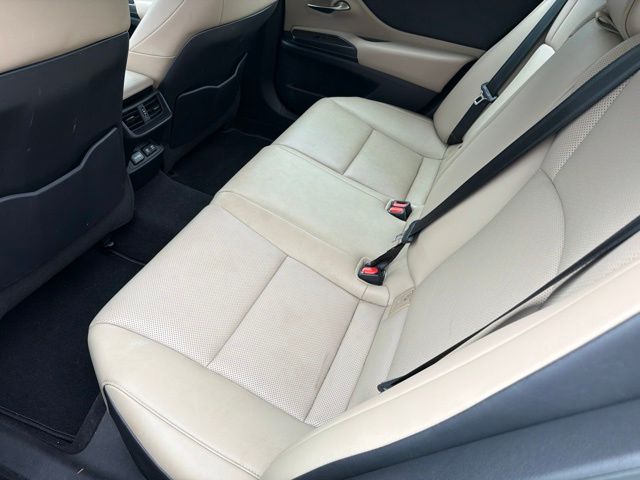 2019 Lexus ES 350 - Photo 19