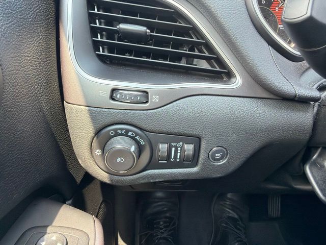 2022 Jeep Cherokee Latitude Lux - Photo 24
