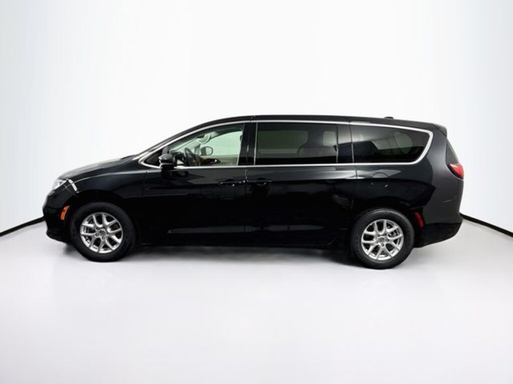 Used 2023 Chrysler Pacifica Touring L Minivan/Van