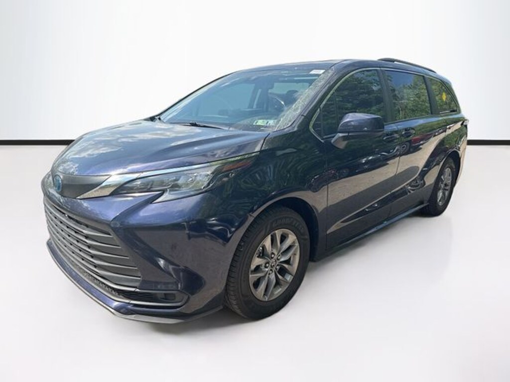 Used 2024 Toyota Sienna LE Minivan/Van