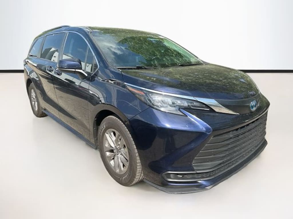 Used 2024 Toyota Sienna LE Minivan/Van