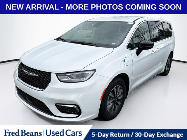 Certified 2024 Chrysler Pacifica PHEV Select with VIN 2C4RC1S77RR114823 for sale in Flemington, NJ