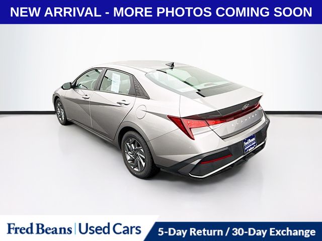 2024 Hyundai Elantra SEL photo 3