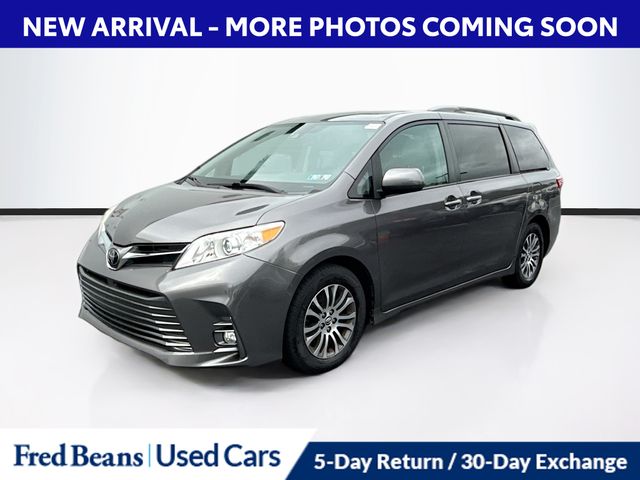 2019 Toyota Sienna XLE photo 3