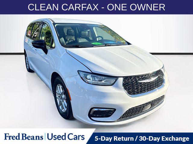 2024 Chrysler Pacifica Touring L's photo