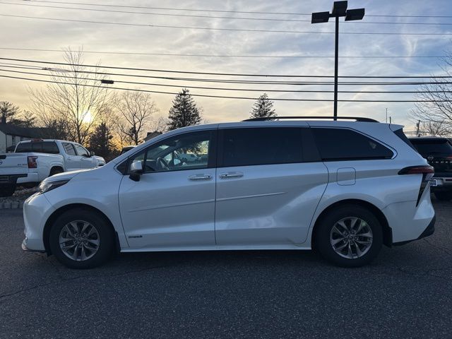 2021 Toyota Sienna XLE photo 3