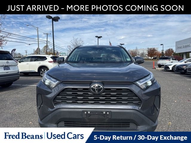 2022 Toyota RAV4 XLE photo 2