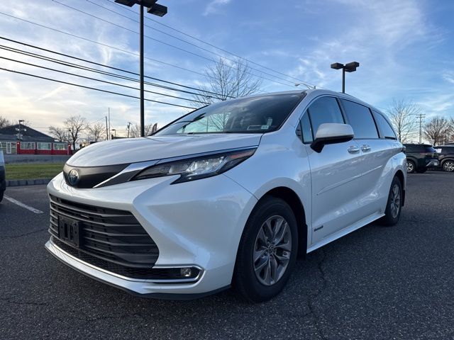 2021 Toyota Sienna XLE photo 3