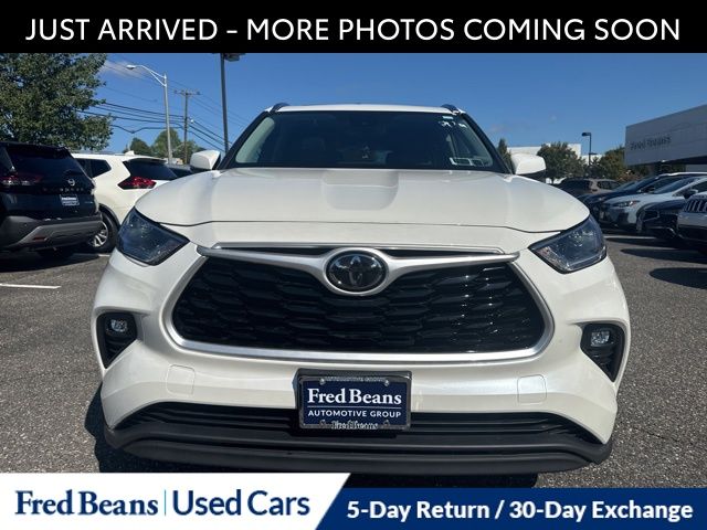 2021 Toyota Highlander XLE photo 2