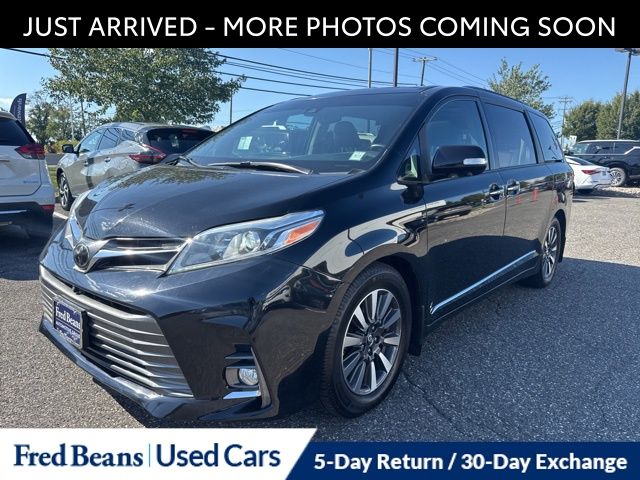 2019 Toyota Sienna Limited Premium photo 3