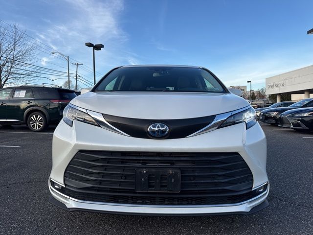 2021 Toyota Sienna XLE photo 2