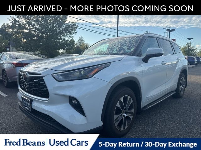 2022 Toyota Highlander XLE photo 3