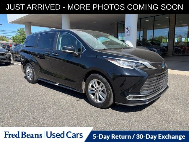 2023 Toyota Sienna Limited 7-Passenger Hybrid AWD's photo