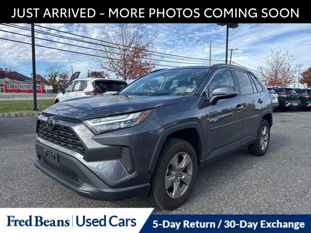 2022 Toyota RAV4 XLE photo 3