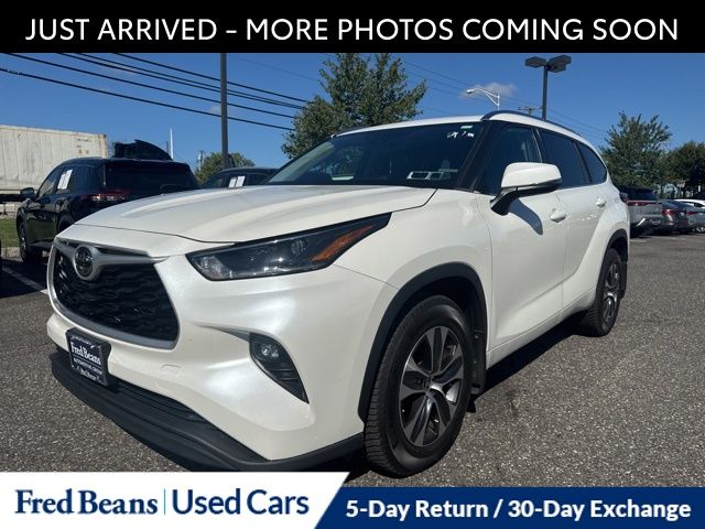 2021 Toyota Highlander XLE photo 3