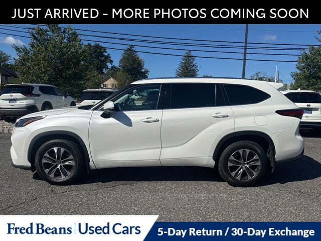 2021 Toyota Highlander XLE photo 2