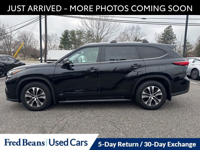 2022 Toyota Highlander Hybrid XLE photo 2