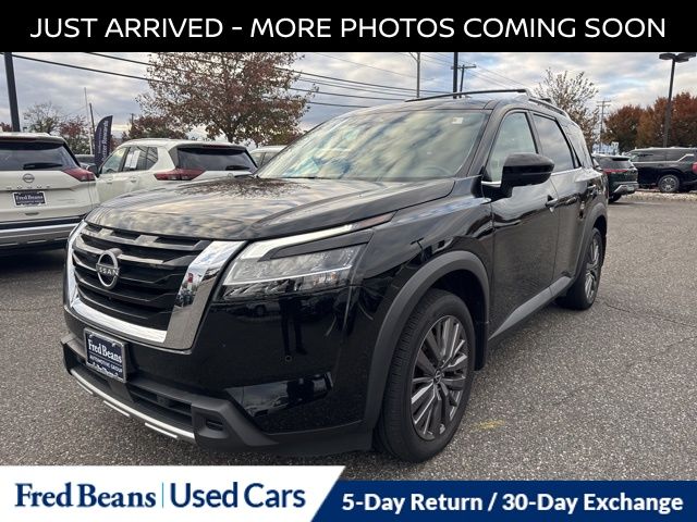 2023 Nissan Pathfinder SL photo 3