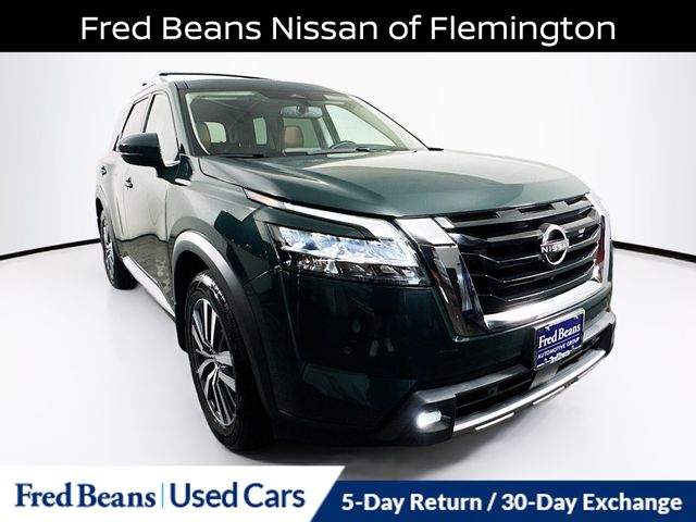 2022 Nissan Pathfinder Platinum's photo