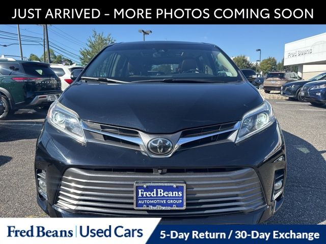 2019 Toyota Sienna Limited Premium photo 2