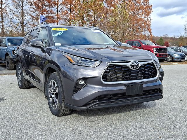 2022 Toyota Highlander XLE photo 2