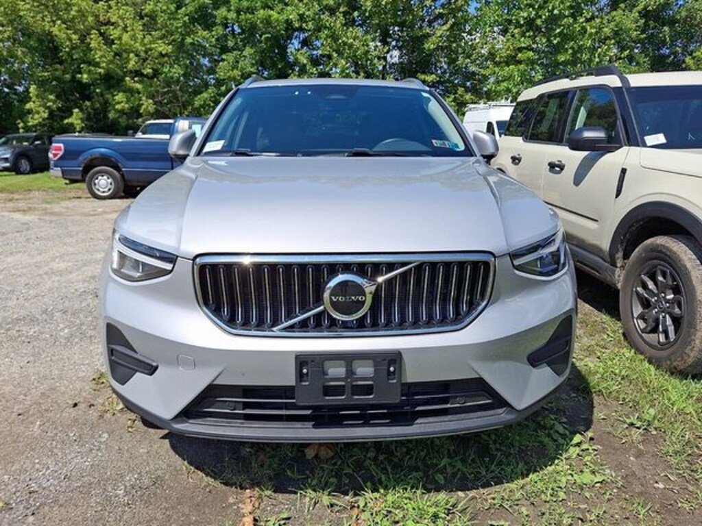 Used 2025 Volvo XC40 B5 Core SUV
