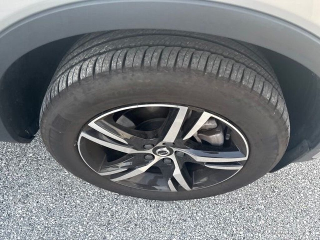 Certified 2025 Volvo XC40 B5 Core SUV