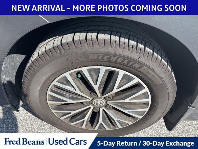 2019 Volkswagen Jetta SEL photo 2