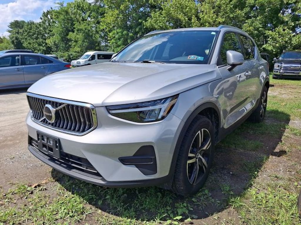 Used 2025 Volvo XC40 B5 Core SUV