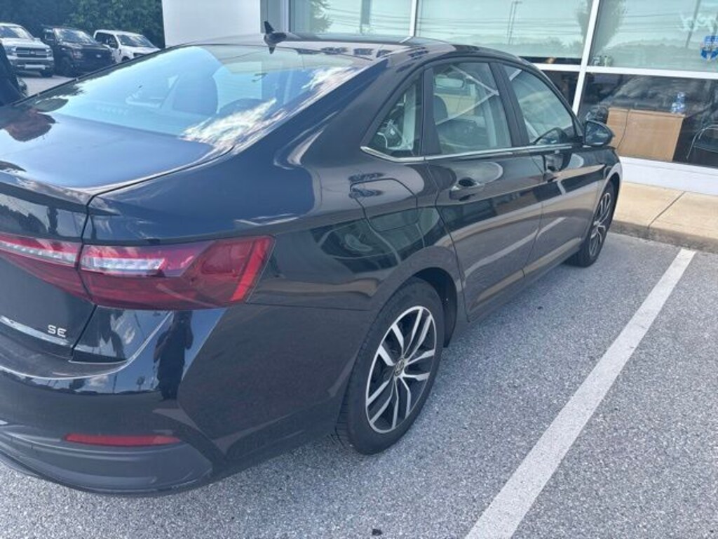 Certified 2025 Volkswagen Jetta 1.5T SE Sedan
