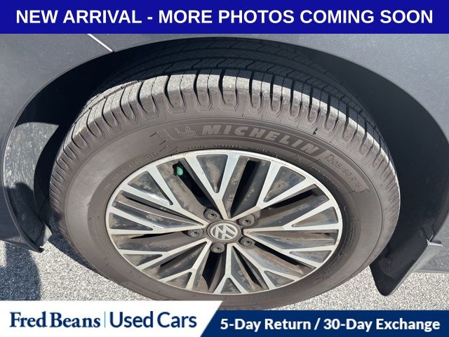 2019 Volkswagen Jetta SEL photo 2