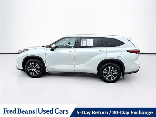 2023 Toyota Highlander XLE photo 2