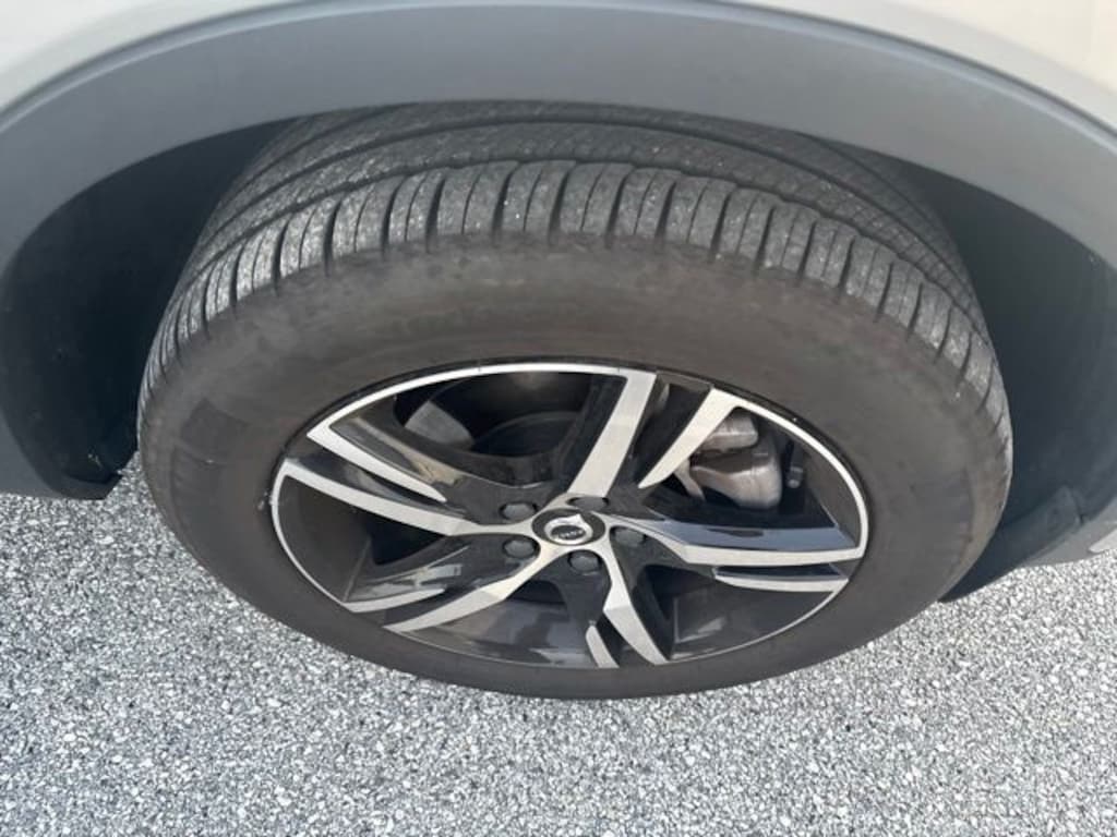 Certified 2025 Volvo XC40 B5 Core SUV