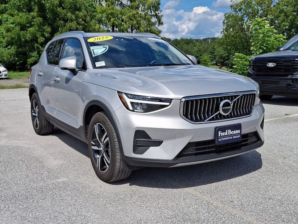 Used 2025 Volvo XC40 B5 Core SUV